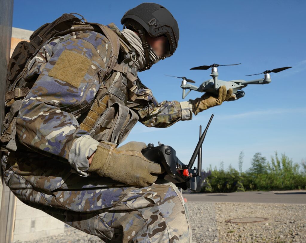 Soldat mit Drohne