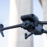 DJI Mavic 3T fliegend