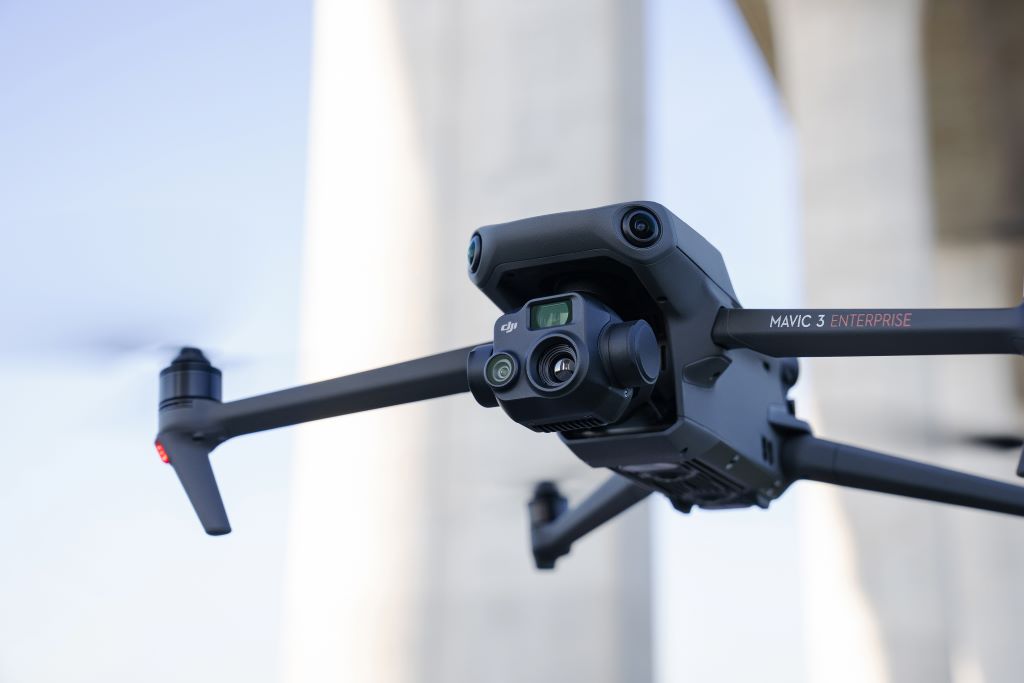 DJI Mavic 3T fliegend
