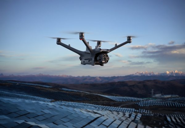 Drone-in-Solar-Park-1-scaled DJI Matrice 4D Profi Komplettpaket