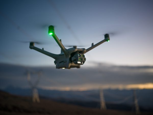 Low-Light-Operation-Powerline-scaled DJI Matrice 4D Profi Komplettpaket