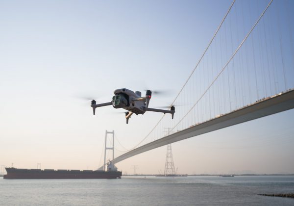 M4E_Bridge_flying2-scaled DJI Matrice 4E Profi Komplettpaket